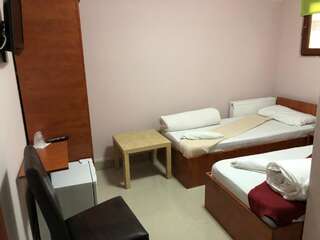 Хостелы Hostel Tripoli Бухарест Двухместный номер с 2 отдельными кроватями-1