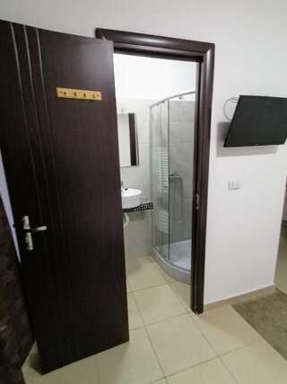 Хостелы Hostel Tripoli Бухарест Номер с кроватью размера «queen-size»-2