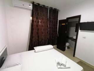 Хостелы Hostel Tripoli Бухарест Номер с кроватью размера «queen-size»-6