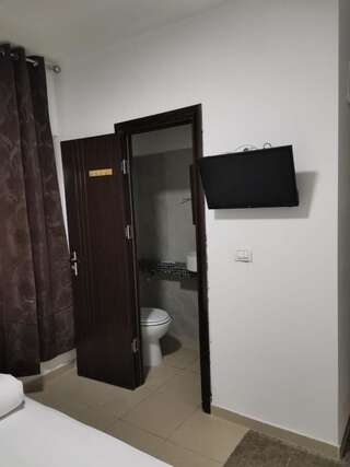 Хостелы Hostel Tripoli Бухарест Номер с кроватью размера «queen-size»-7